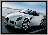 Kobieta, Alfa Romeo Spider, 8C